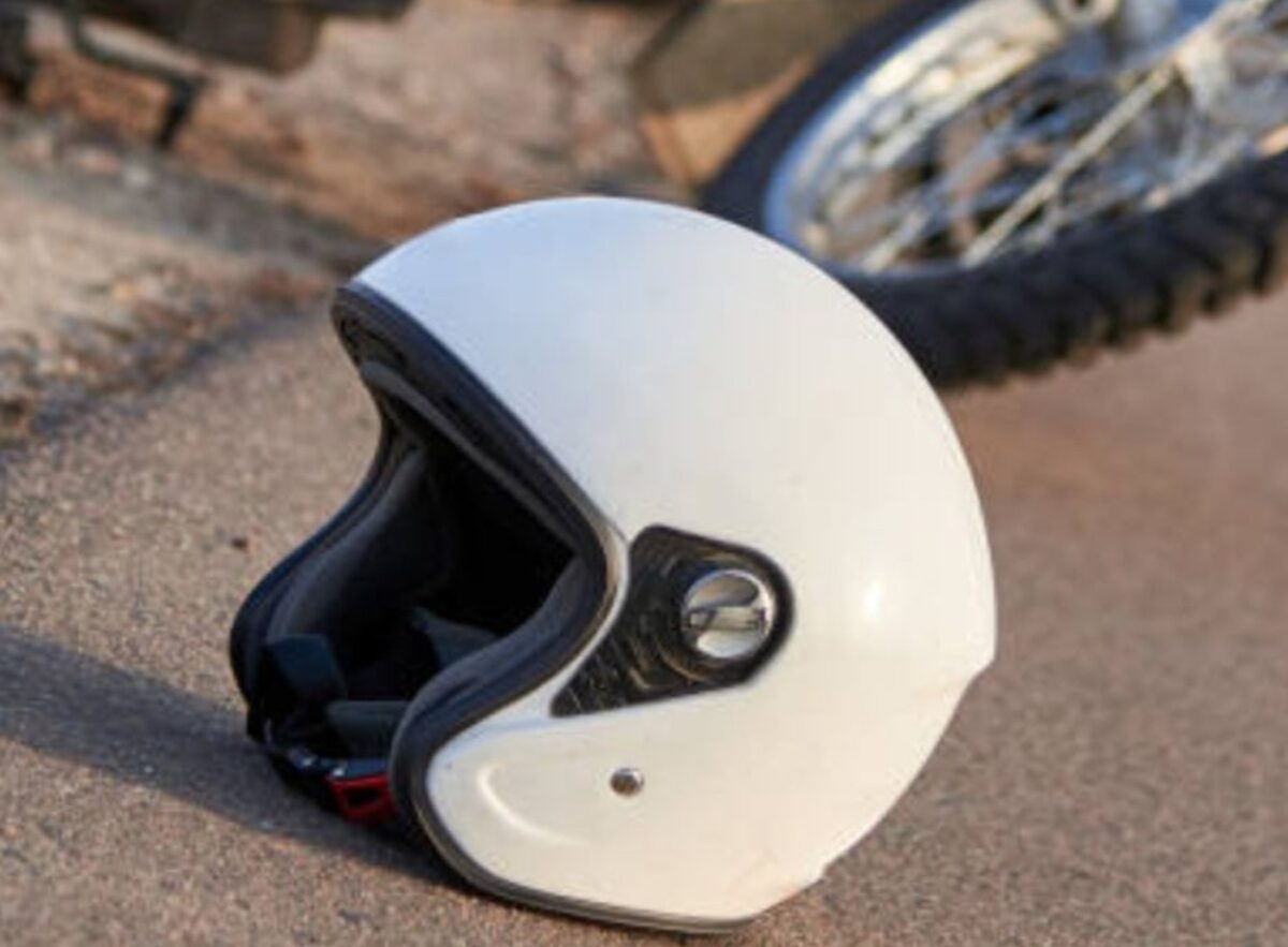 Motocyklista wypadek kask