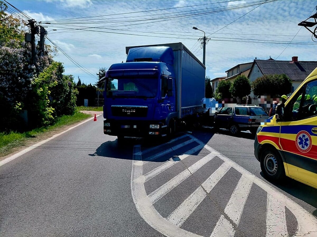 Groźne zderzenie ciężarówki z osobówką pod Warszawą. Droga zablokowana, lądował śmigłowiec LPR Piaseczno ukier wypadek