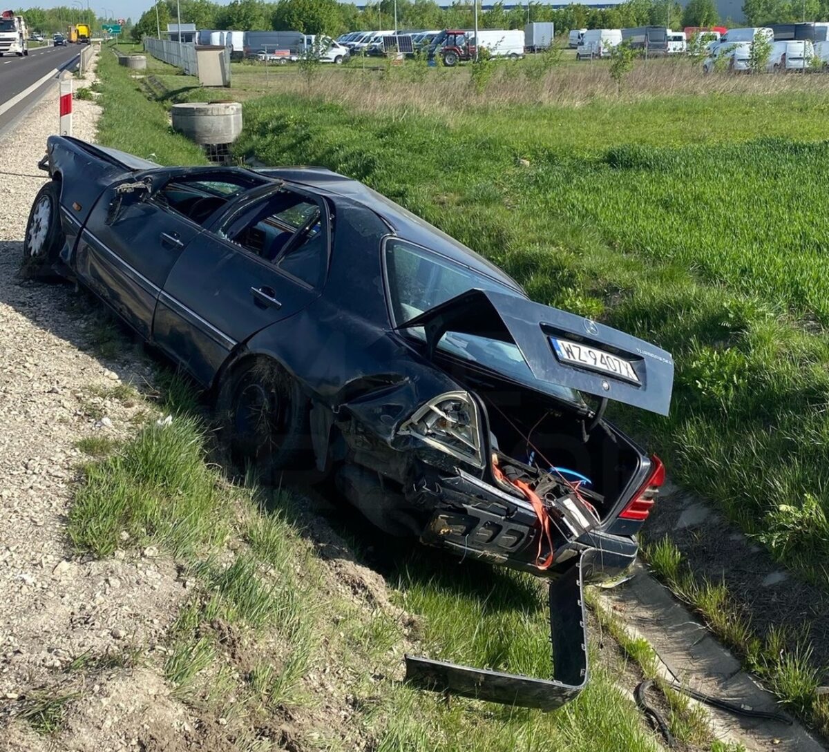 Pijany i bez prawa jazdy 19-latek z Ukrainy dachował Mercedesem Pijany ukier mercedes