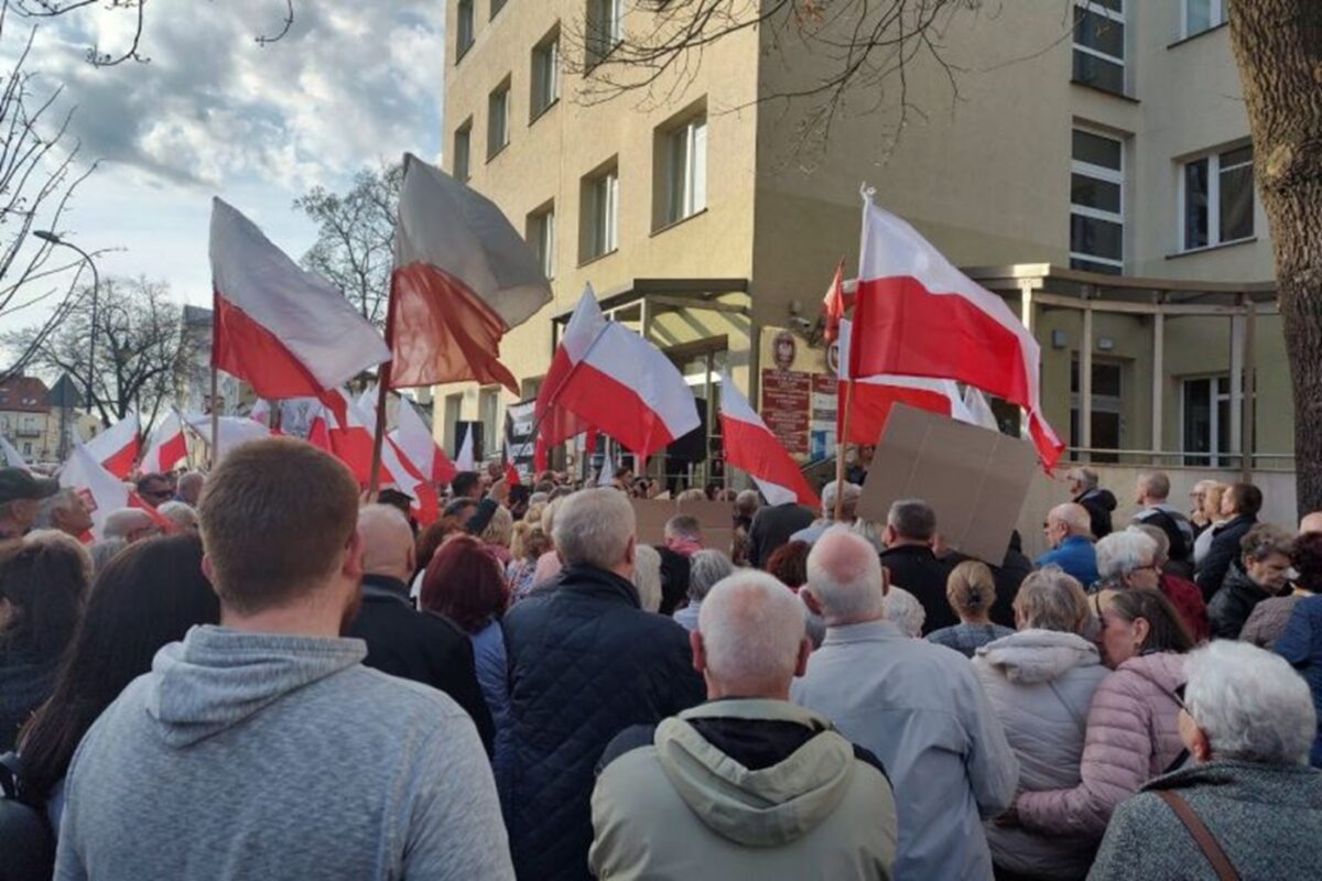 Protest w Płocku przeciwko Centrum Integracji Cudzoziemców Plock manifestacja przeciwko centrum