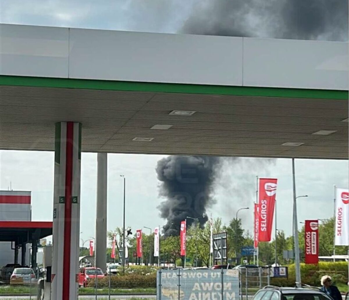 Tytuł: Groźny pożar pod Warszawą! Czarny dym widoczny z daleka – strażacy walczą z ogniem Pozar Warszawa