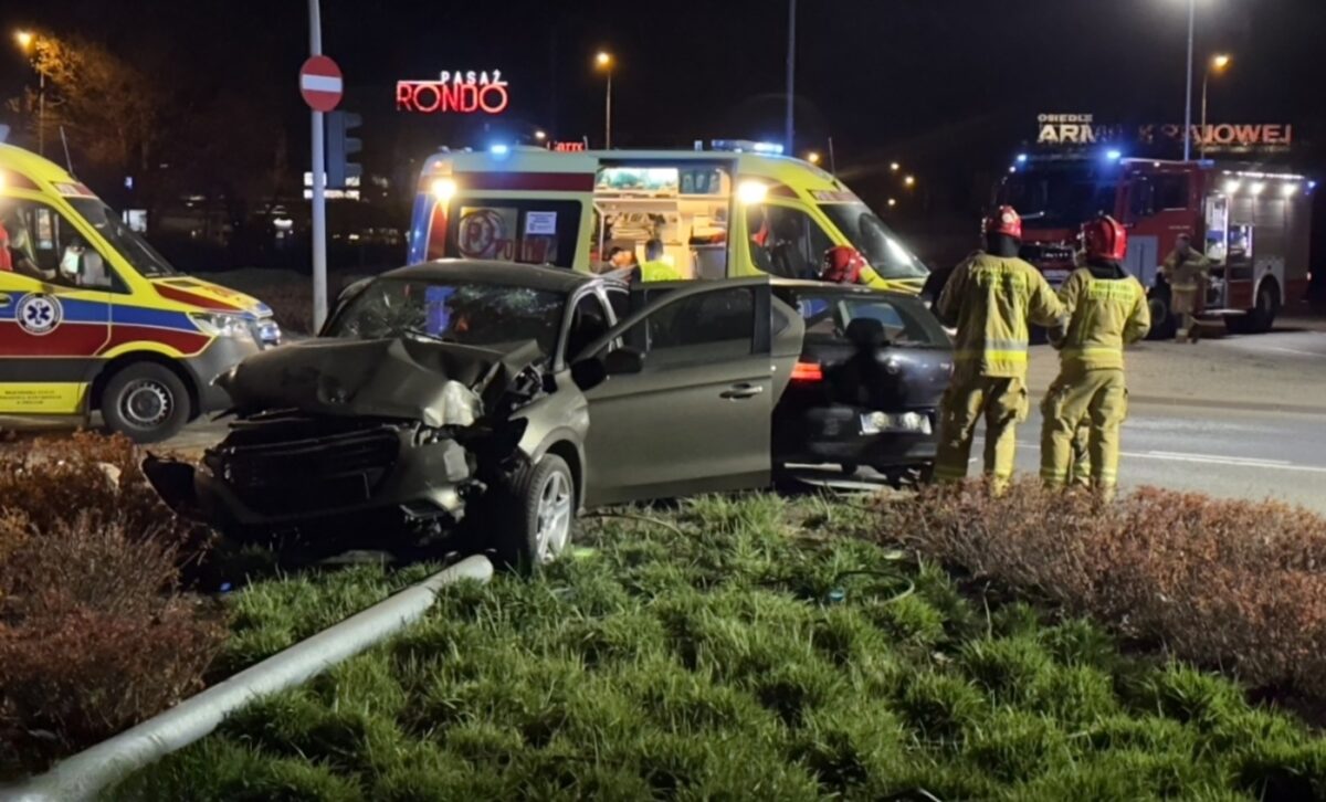 Poważny wypadek na rondzie Starołęka w Poznaniu. Pijany kierowca z Ukrainy uciekał pieszo, ale wpadł w ręce policji Poznan ukry wypadek 1