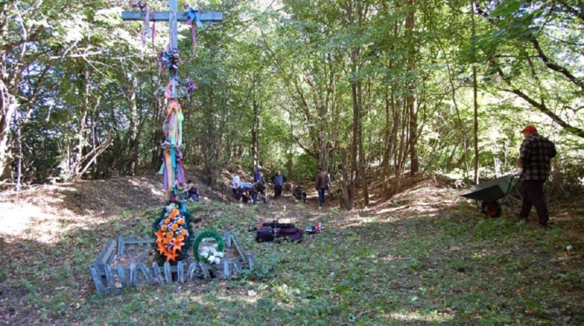 Ukraina nie dopuściła polskich ekspertów do ekshumacji w Ugłach na Wołyniu Prace ekshumacyjne w Gaju na Wolyniu