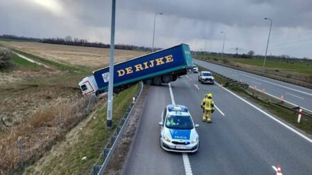 Kierowca z Ukrainy pod wpływem 2 promili spowodował wypadek na S7 – cudem uniknięto tragedii S7 Ukier wypadek