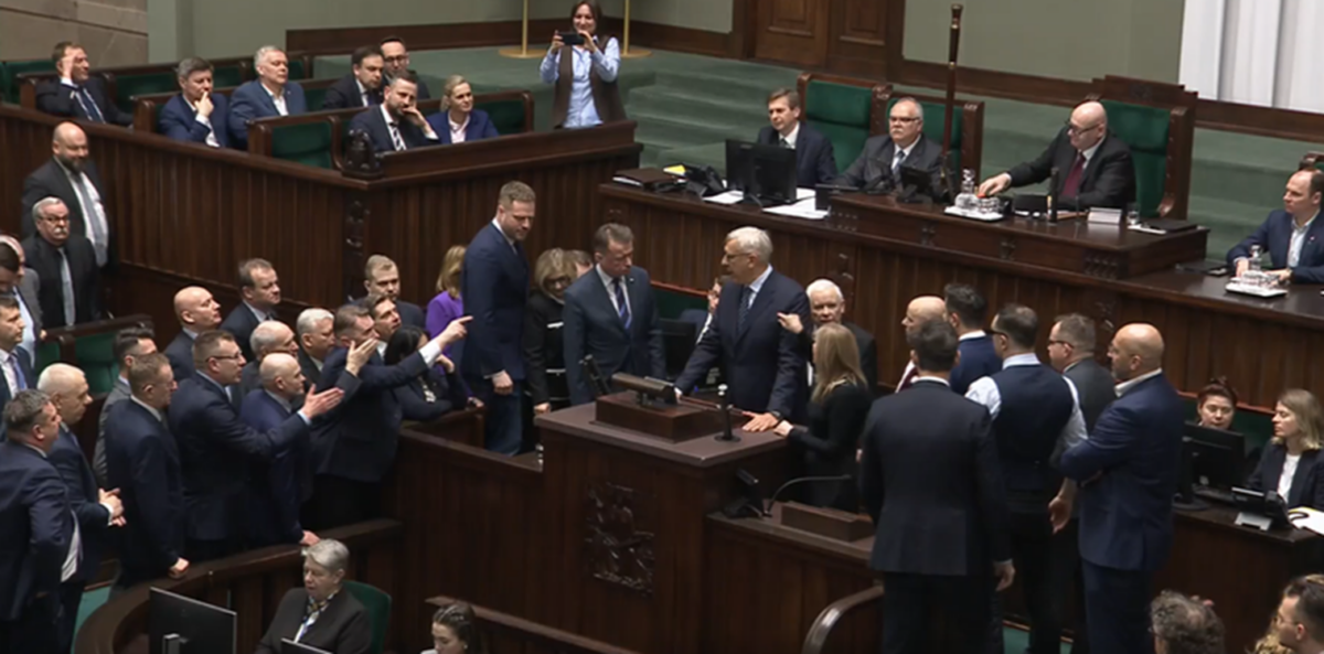 Roman Giertych pod ochroną? Awantura w Sejmie i groźby podstawą wniosku NRA do MSWiA Sejm awantura kaczka i giertych