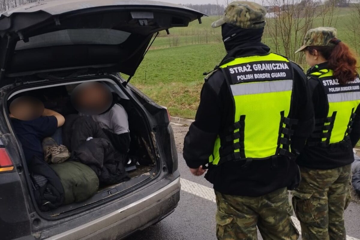 Spektakularny pościg Straży Granicznej! Kurierzy nielegalnych imigrantów w rękach służb Straz Ganiczna migranci