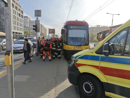 Zderzenie tramwajów w centrum Warszawy: 18 rannych, w tym motorniczy. Utrudnienia potrwają Tramwaj