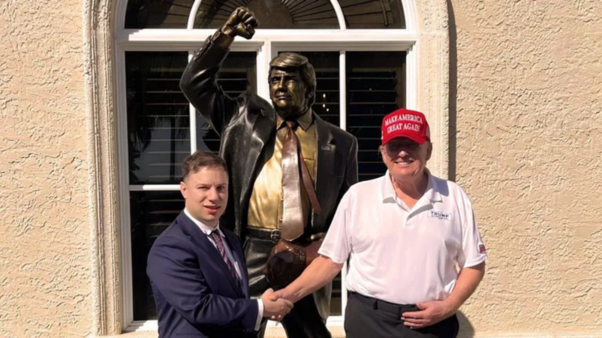 Trump statua syna