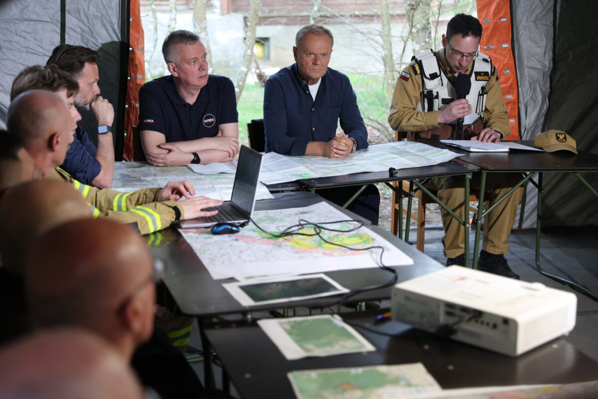 Tusk podczas odprawy ze służbami zapowiada surowe kary za podpalenia. „To może być akt zdrady” Tusk i Siemonika pozar