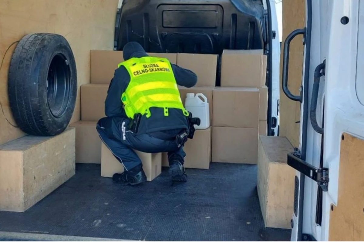 Ukrainiec przemycał niebezpieczne pestycydy do UE. Zatrzymano 900 litrów zabronionych środków Ukier przemyt pestycydow