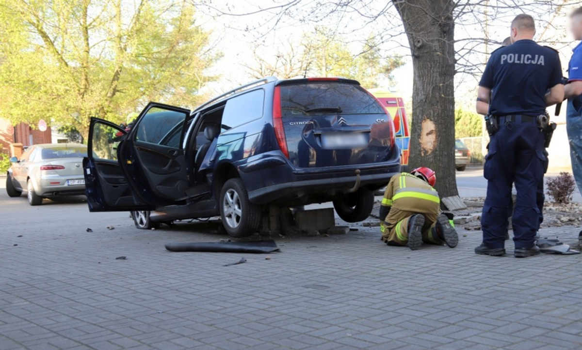 Dramatyczna kolizja w Komprachcicach! Ukrainka autem staranowała ławkę – jak doszło do wypadku? Ukrainka lawka opole