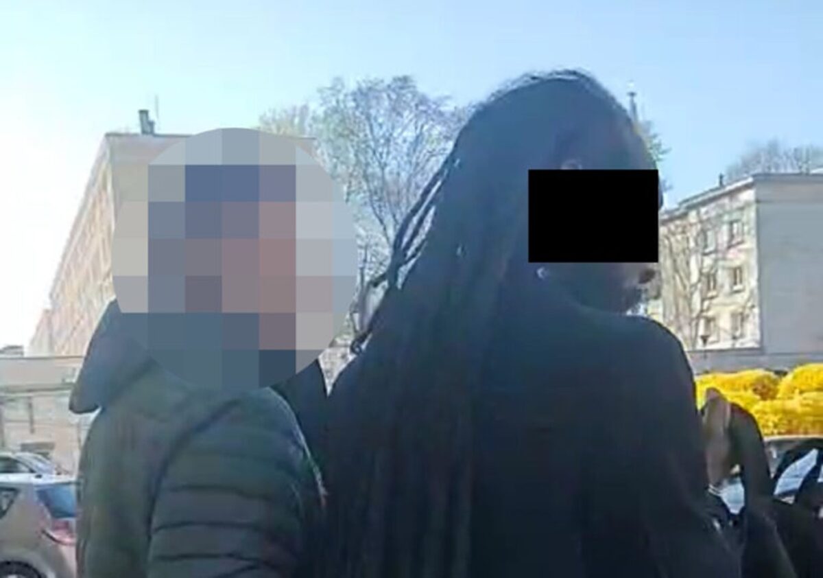 Tragiczny incydent w Śródmieściu: Obywatel Jamajki aresztowany za atak nożem na przystanku Warszawa obywatel jamajki