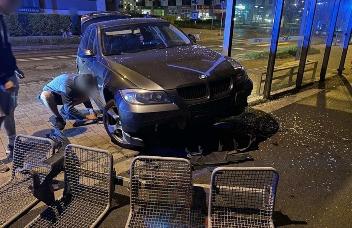 Dramatyczny wypadek we Wrocławiu! BMW prowadzone przez Ukraińca wjechało w przystanek Wroclaw Ukier 1