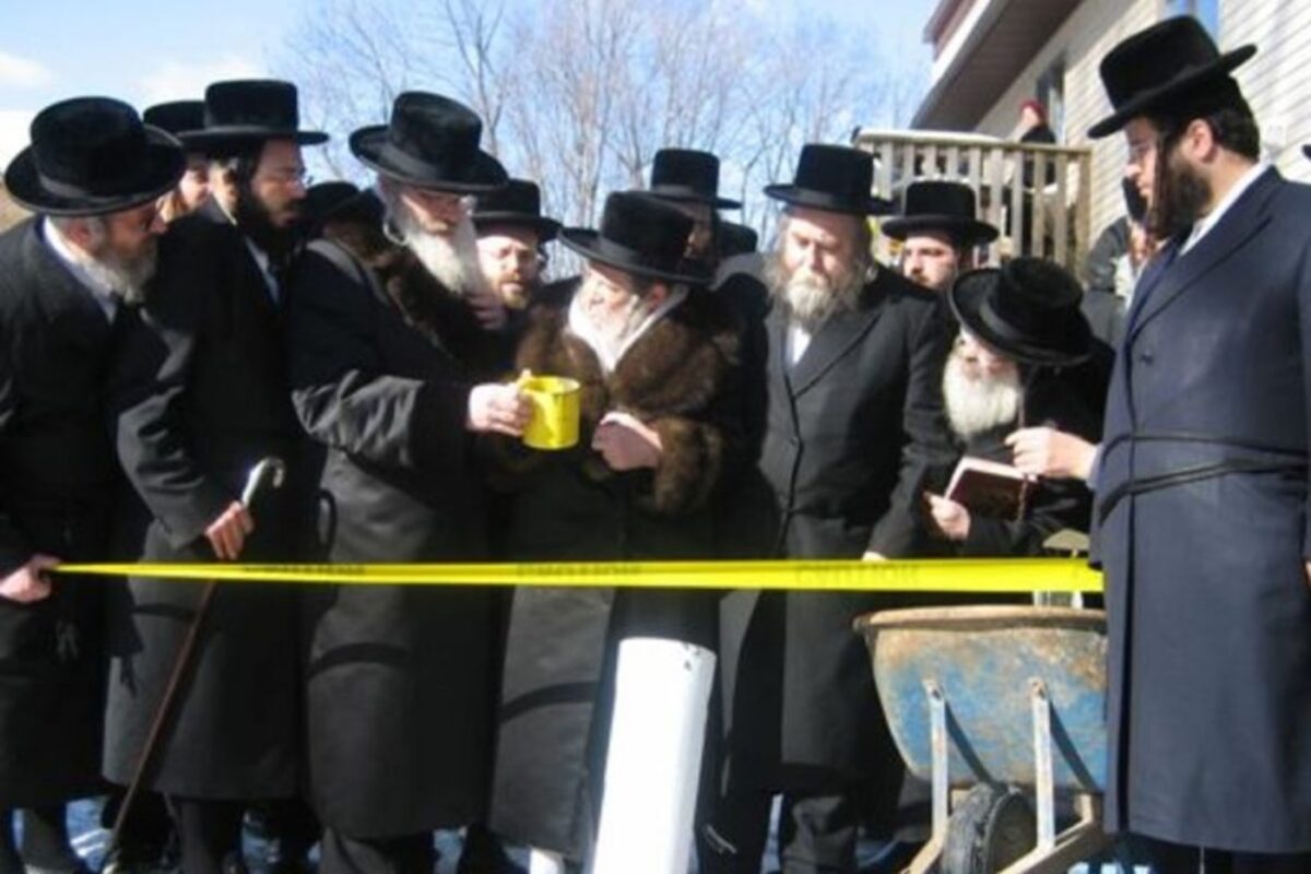 Chasydzi w Nowym Sączu: Masowe pielgrzymki i utrudnienia w ruchu zydzi chasydzi