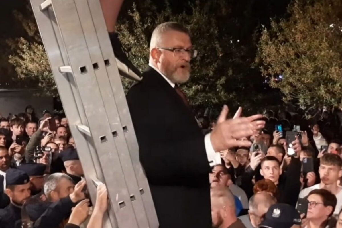 Braun i akcja zdjęcia bezprawnie zawieszonej flagi banderowskiej Ukrainy – obalamy propagandę lewaków od Tuska Braun flag a 1