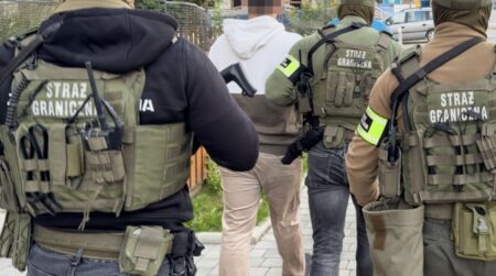 Rzeszów: Prokuratura skierowała do sądu akt oskarżenia przeciwko kazachsko-białoruskiej grupie przestępczej Funkcjonariusze SG przy zatrzymaniu czlonka bialorusko kazachskiej grupy przestepczej fot. Straz Graniczna