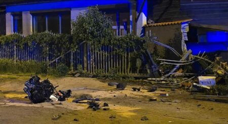 Groźny wypadek pod Warszawą: Ukrainiec kierujący Citroenem uciekł po zderzeniu ze słupem! Piaseczno ukier wypadek 1