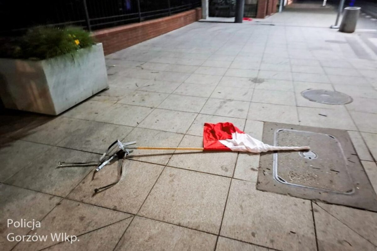 Zniszczenie flagi polska gorzow wlkp