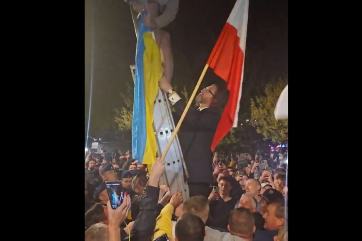 Flaga banderowskiej Ukrainy wróci na urząd w Białej Podlaskiej! „Prezydent miasta” ma gdzieś wolę mieszkańców szmata ukrainska Braun