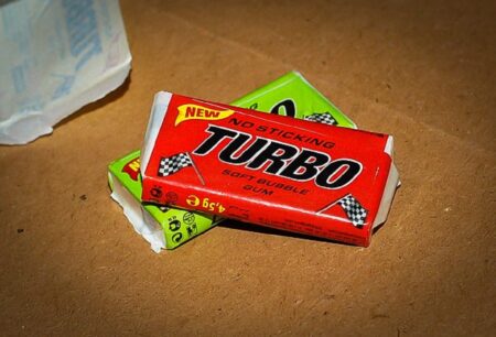 Pamiętasz te przysmaki z dzieciństwa? Lody Bambino, oranżada w proszku i guma Turbo GumaTurbo