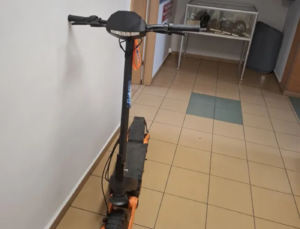 Hulajnoga elektryczna na klatce