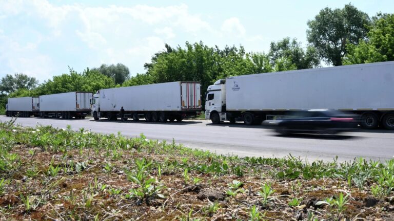 Paraliż na A4 w stronę Krakowa. Ciężarówka staranowała bramki! PILNY komunikat dla kierowców cial ciezarowki
