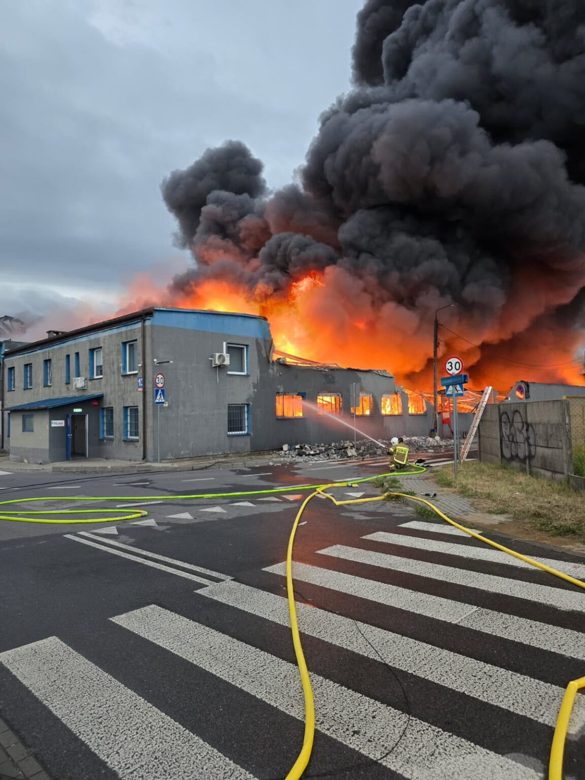 Gigantyczny pożar w Mińsku Mazowieckim. Płonie hala z tworzywami sztucznymi GvwjdC1WcAAGDiR