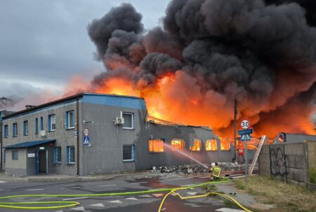 Gigantyczny pożar w Mińsku Mazowieckim. Płonie hala z tworzywami sztucznymi GvwjdC1WcAAGDiR e1752436880355