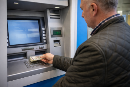 Cyfrowe euro zamiast złotego od 2026? Co naprawdę planuje UE. Wiadomo co dalej z gotówką Bankomat